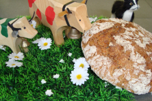 Walliserbrot: Roggenschrot, Roggenruchmehl, Dinkelvollkornmehl, Sauerteig